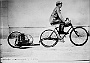 1893 Lauro, il figlio di Enrico Bernardi guida la prima motocicletta a motore a scoppio mai inventata